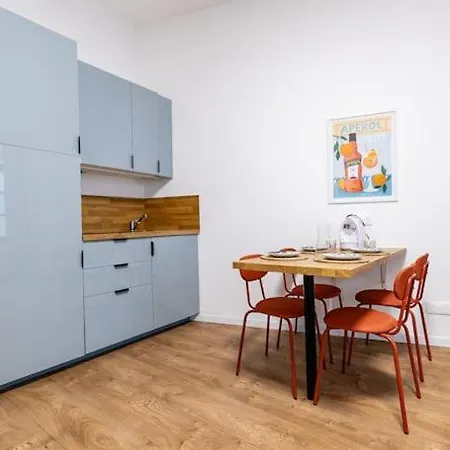 Tres Chic Petite France Apartment *
