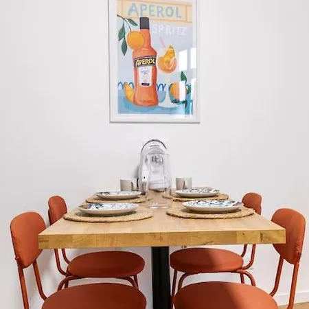 Tres Chic Petite France Apartment